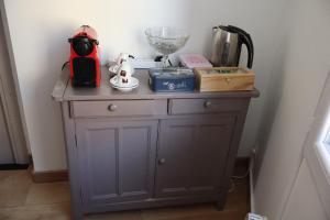 a grey cabinet with a blender on top of it at La pause sous le pin B&B Chambres d'hôtes in Capestang
