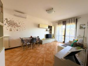 a living room with a table and a couch at NUOVO Alloggio Giardino di Rosy tra Roma EUR e il Mare di Ostia in Vitinia
