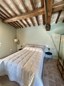 a bedroom with a large white bed in a room at Casa Vacanze Partenzi in Vallo di Nera