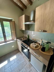 a small kitchen with a sink and a stove at Casa Vacanze Partenzi in Vallo di Nera
