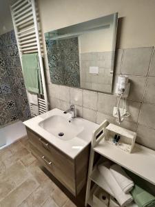 a bathroom with a sink and a mirror at Casa Vacanze Partenzi in Vallo di Nera