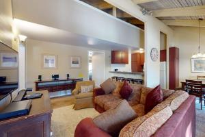 a large living room with a couch and a kitchen at Discovery 4 162 in Mammoth Lakes