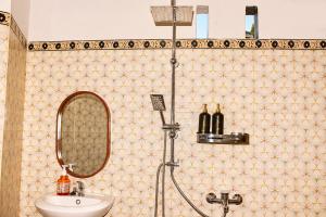 a bathroom with a sink and a mirror at Adyara Homestay in Sidemen +10 photos