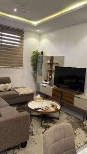 ein Wohnzimmer mit Sofa und Tisch in der Unterkunft Empire M in Kinshasa