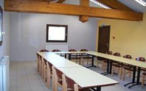 a classroom with tables and chairs in a room at Le Shantoné in Saint-Michel-de-Maurienne