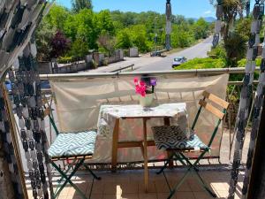a table and chairs on a balcony with a view of a street at Appartamento Nonna Ida in Montesarchio