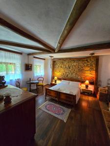 ein Schlafzimmer mit einem Bett und einer Steinwand in der Unterkunft CasaGeo Cheile Nerei in Socolari