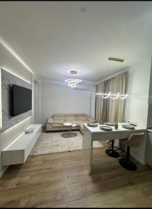 a living room with a couch and a table at Cosy luxury apartament in Baia Mare