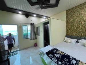 a person walking into a bedroom with a bed at HOTEL o GUMTHI STAY INN in Patansaongi +15 photos