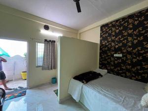 a bedroom with a bed in a room with a window at HOTEL o GUMTHI STAY INN in Patansaongi