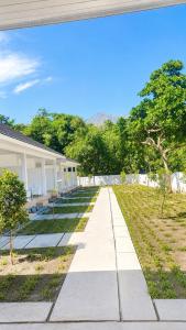 a walkway in front of a house at Jou Trekking Guesthouse in Senaru