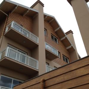 un edificio con balcones en un lateral en Canela - 2 suítes - Vivendas do Lago, en Canela