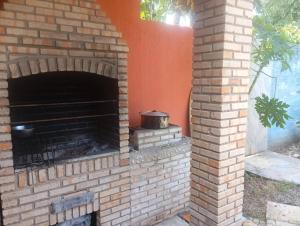 a brick oven with a pot on top of it at Châle guesthouse in Paracuru