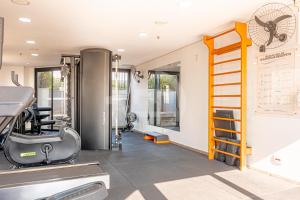 a fitness room with a treadmill and a gym at Flat Premium Design Moderno, Completo in Osasco