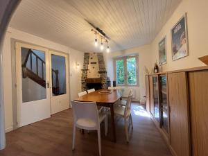 a dining room with a table and chairs at Maison CALI LUZ in Luz-Saint-Sauveur