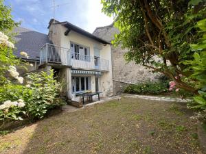 a house with a bench in front of it at Maison CALI LUZ in Luz-Saint-Sauveur