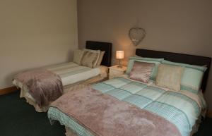 Katil atau katil-katil dalam bilik di Rose Cottage