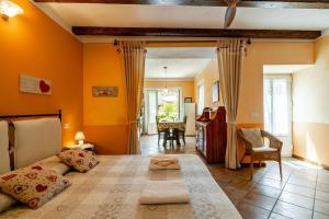 a bedroom with orange walls and a bed in a room at Appartamento Caretto in Baveno