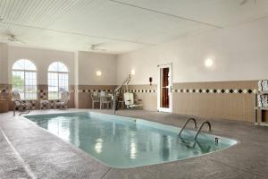 Cette chambre dispose d'une grande piscine. dans l'établissement Country Inn & Suites by Radisson, Nevada, MO, à Nevada 23 autres photos