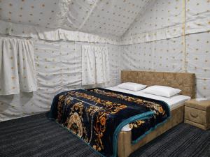 a bedroom with a bed in a tent at GUREZ LUXURY Resort by GRITTI CASTLE in Wāmpor