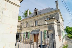 an old house with a fence in front of it at Parnaydisiaque in Parnay +6 photos