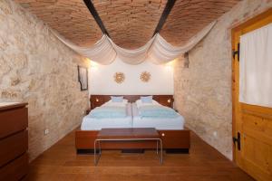 a bedroom with two beds and a table in it at Casa.Peiso in Mörbisch am See