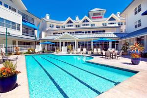 an image of a swimming pool at a hotel at Sheraton Sonoma Wine Country Petaluma in Petaluma