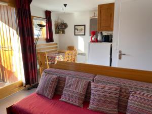 a bedroom with a bed with two pillows on it at Appartement avec balcon 6 personnes Superdévoluy in Le Dévoluy