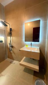 a bathroom with a sink and a mirror at شالية البردايس درة العروس من ارقى الشاليهات in Durat Alarous +27 photos