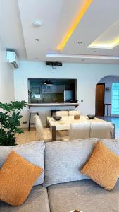 a living room with a couch and a table at شالية البردايس درة العروس من ارقى الشاليهات in Durat Alarous