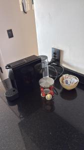 a toaster oven sitting on top of a counter at Apartamento 2 quartos com ar-condicionado, Wi-Fi e Netflix in Americana