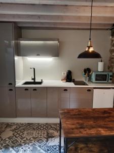 a kitchen with a sink and a microwave at La Gavina in Beáriz