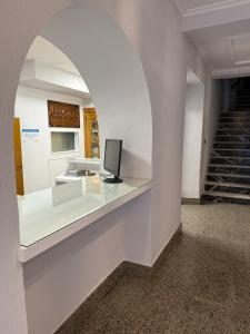 a room with an archway with a television on a counter at Hotel CHG LEYTON in Foz