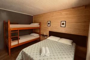 a bedroom with a bunk bed and a bunk bedouble at IguassuEcoHostel - Eco Suítes - Hostel mais próximo das Cataratas in Foz do Iguaçu +92 photos