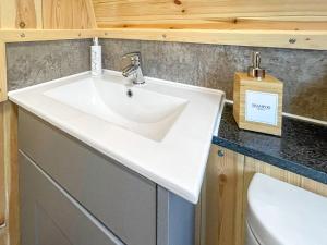a bathroom with a white sink in a room at The Appleton - Ukc9283 in Brompton