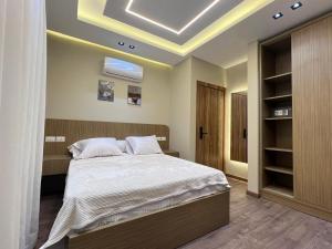 ein Schlafzimmer mit einem großen Bett mit weißer Bettwäsche in der Unterkunft Aman Villa in New cairo + 40 Fotos