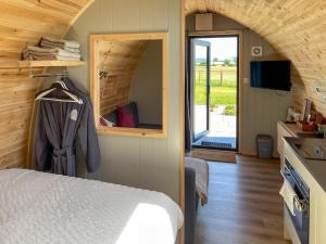 a room with a bed and a mirror and a kitchen at The Welbury - Ukc9285 in Brompton