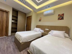 ein Hotelzimmer mit zwei Betten und einer Decke in der Unterkunft Aman Villa in New cairo