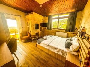 a bedroom with a large bed in a room at Helios Kaz Dağları in Edremit