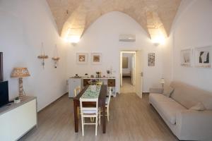 a living room with a couch and a table at Il rifugio barocco in Lecce
