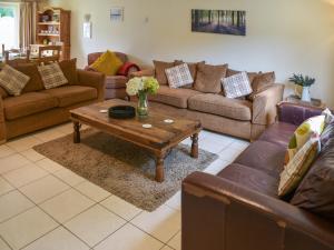 a living room with couches and a coffee table at Lily Pad 6 - Uk43915 in Nassington