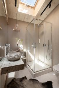 a bathroom with a glass shower and a toilet at Sichlańskie Spanie in Murzasichle +87 photos