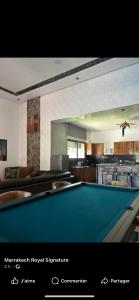 a pool table in a room with a bar at Mandarine de medeline in Ouled el guerne