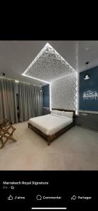 a bedroom with a bed in a room at Mandarine de medeline in Ouled el guerne