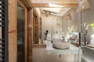 a bathroom with two sinks on a counter at Sichlańskie Spanie in Murzasichle