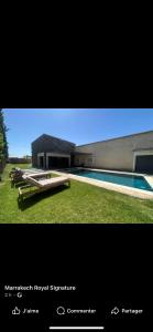 a picture of a building with a swimming pool at Mandarine de medeline in Ouled el guerne +2 photos