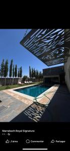 a picture of a swimming pool with a building at Mandarine de medeline in Ouled el guerne
