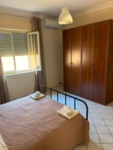 a bedroom with a bed with two towels on it at Brezza di mare in Zingarello