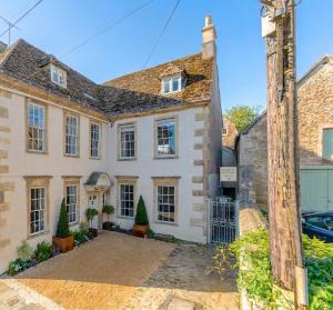 an exterior view of a large stone house at Artisan Cottage - Historic cottage near to Bath, Lacock and Castle Coombe in Chippenham