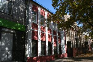 a building with red and green paint on it at Bike Hostel Dnepr in Dnipro